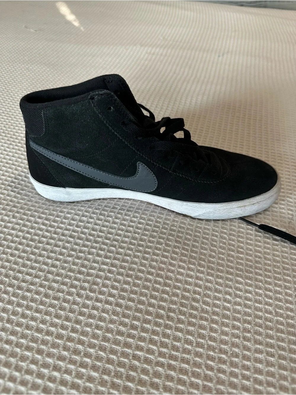 NIKE Women’s SB Bruin Black Suede Hightop Skate Shoes sz 8.5